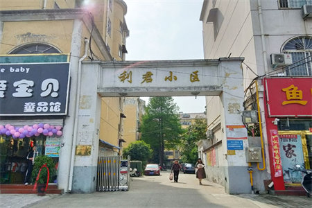 八喜温馨苑三楼110平三室精装带车库67万可按揭